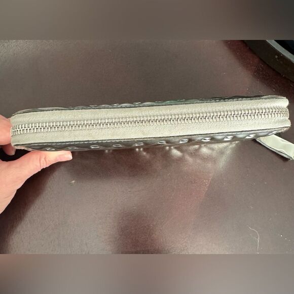 Valentino Garavani Silver Quilted Leather
Rockstud Spike Zip Around Wallet - Picture 5 of 11